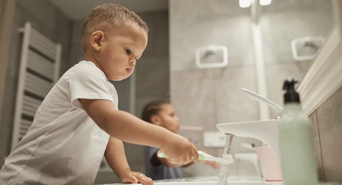 Maitohampaat harjataan yhdessä vanhemman kanssa.