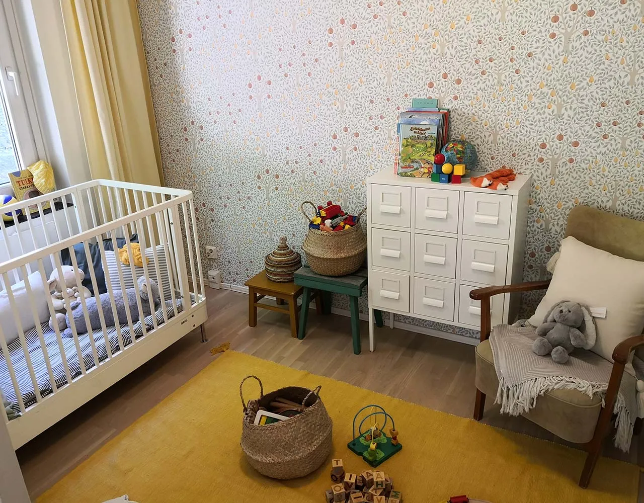 Adoptioneuvonta on vienut Tiian ja Rikun kohti adoptiota. Kuvan pinnasänky ja hempeästi sisustettu huone odottavat uutta perheenjäsentä.