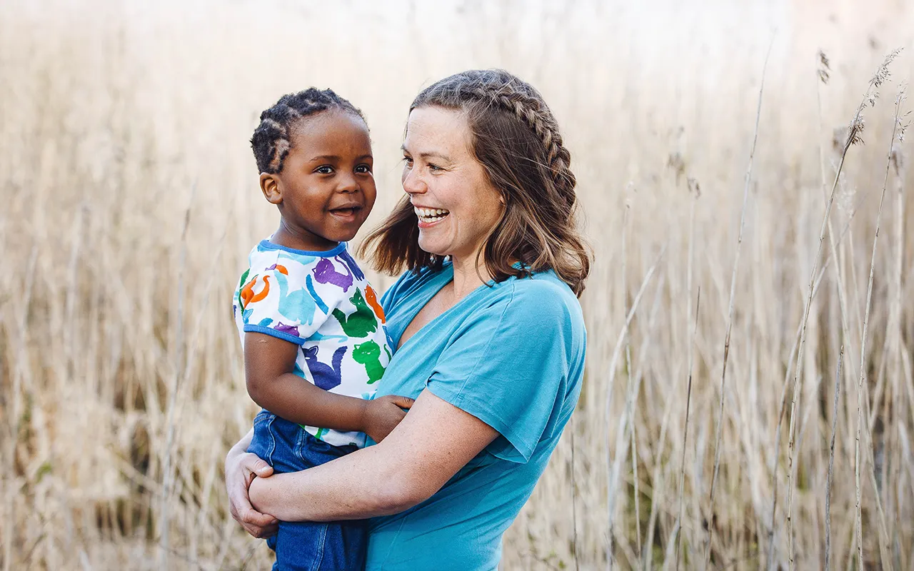 Adoptiovanhemmuus on Sanniellan elämän hienoimpia asioita. Kuvassa Eetu ja äitinsä Sanniella. Eetu nukkuu edelleen perhepedissä Sanniellan iholla.