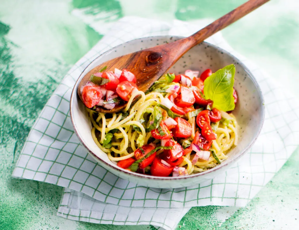 Avokadopasta ja tomaattisalsa