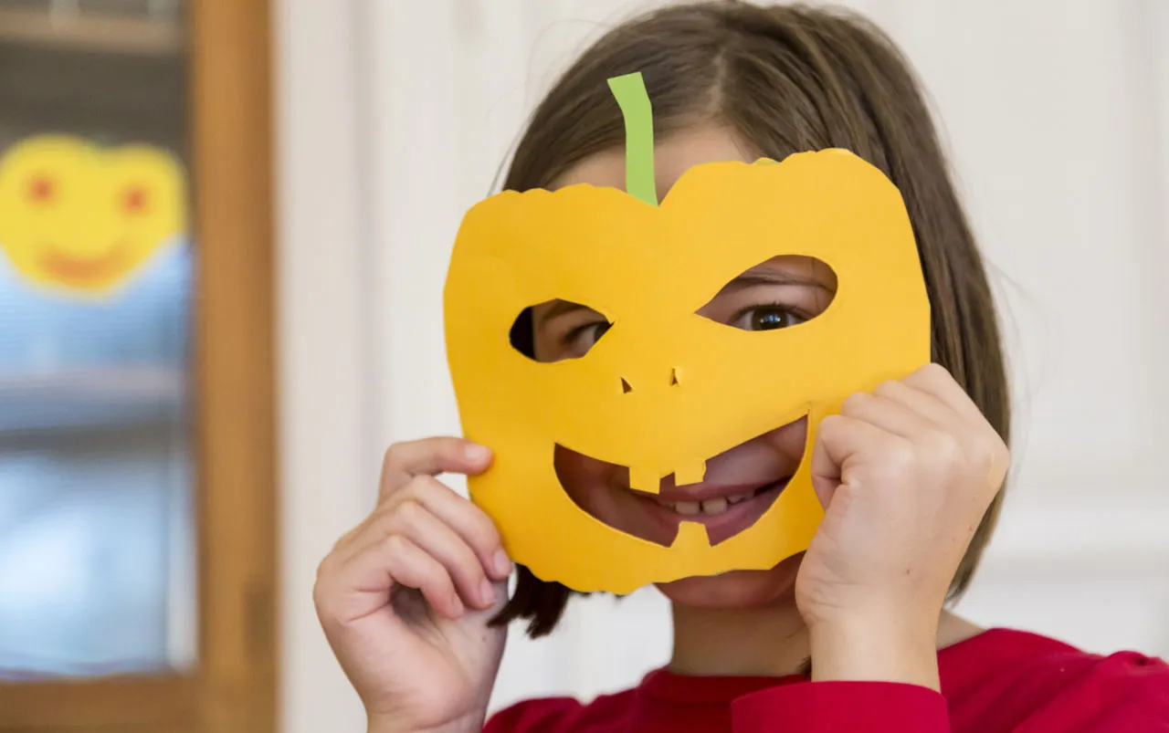 halloween-naamari on helppo askarrella pahvista