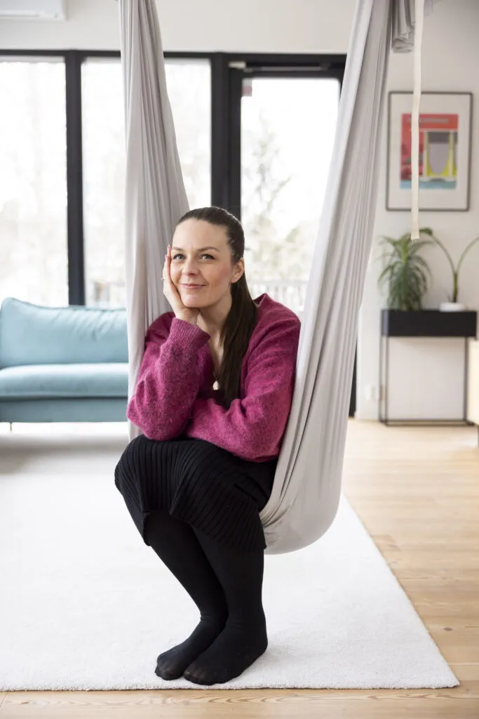 Hanne Kettunen istuu kotonaan riippumatossa.