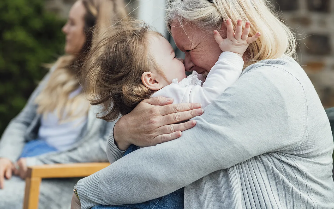 isovanhempi halaa lapsenlastaan