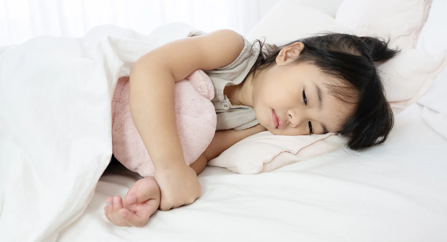 Ruokamyrkytys vai vatsatauti? Lapsi makaa säyngyssä kipeänä.