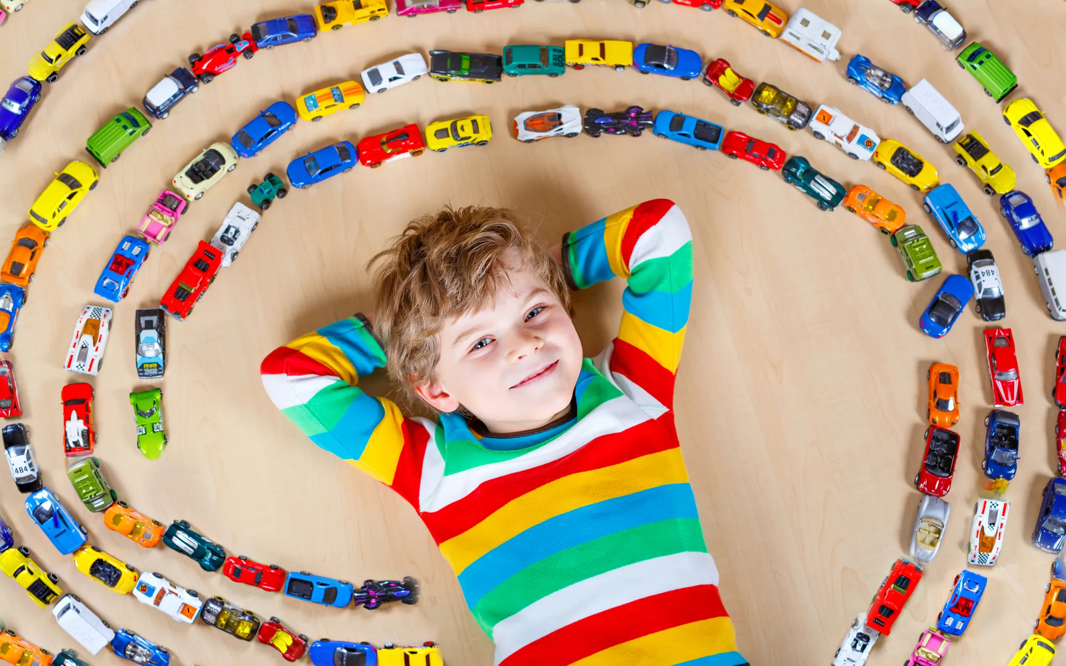 Lapsella on paljon autoja.