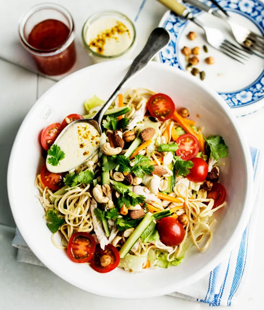 Koko perheen kana-nuudelisalaatti