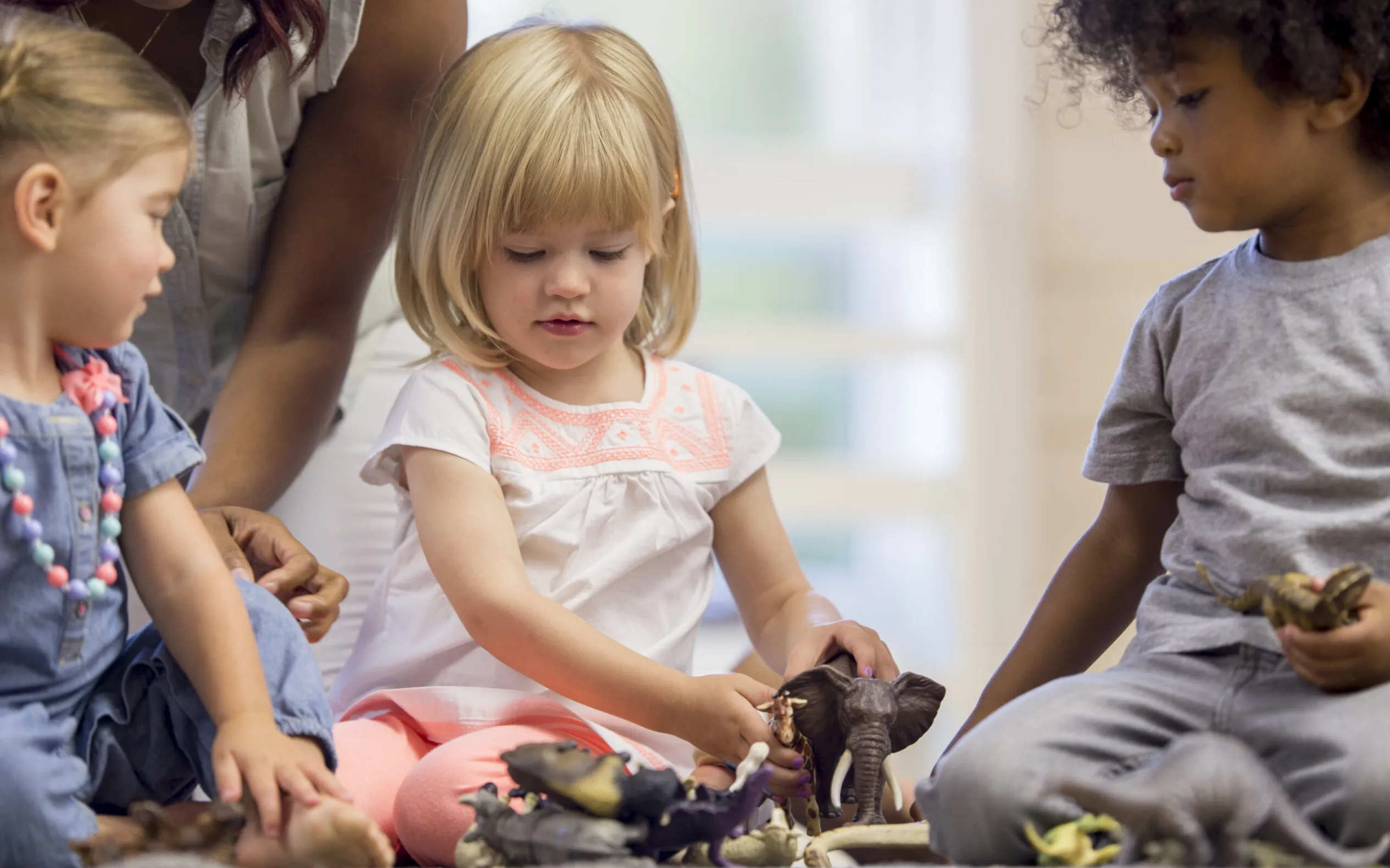 Kaveritaidot syntyvät, kun lapset saavat leikkiä keskenään.