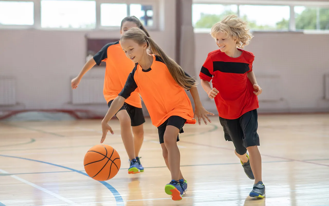 Lapset pelaavat tennistä