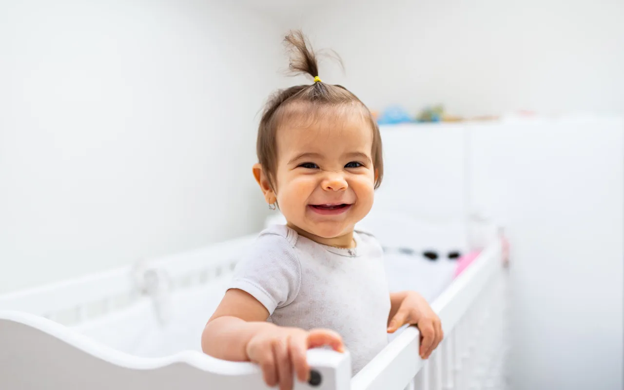 Riippuu hyvin paljon lapsen temperamentista ja luonteesta, miten vauvan siirtyminen omaan huoneeseen nukkumaan on hyvä toteuttaa.