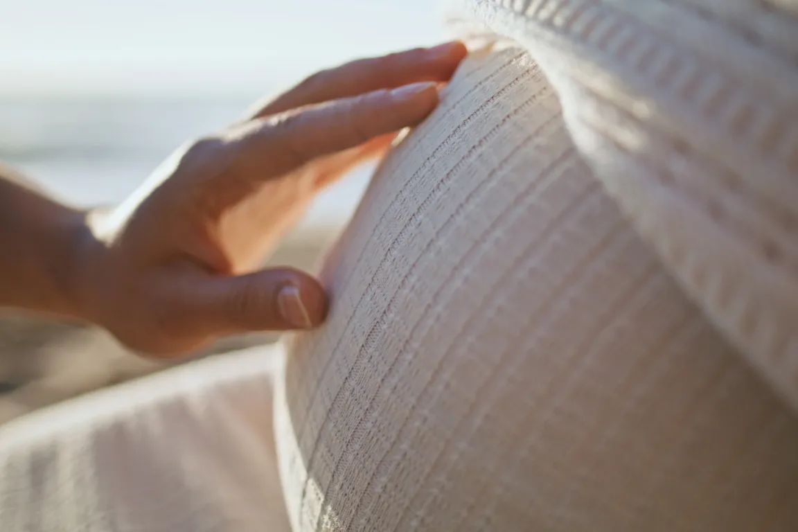 Raskausvatsa ja käsi.