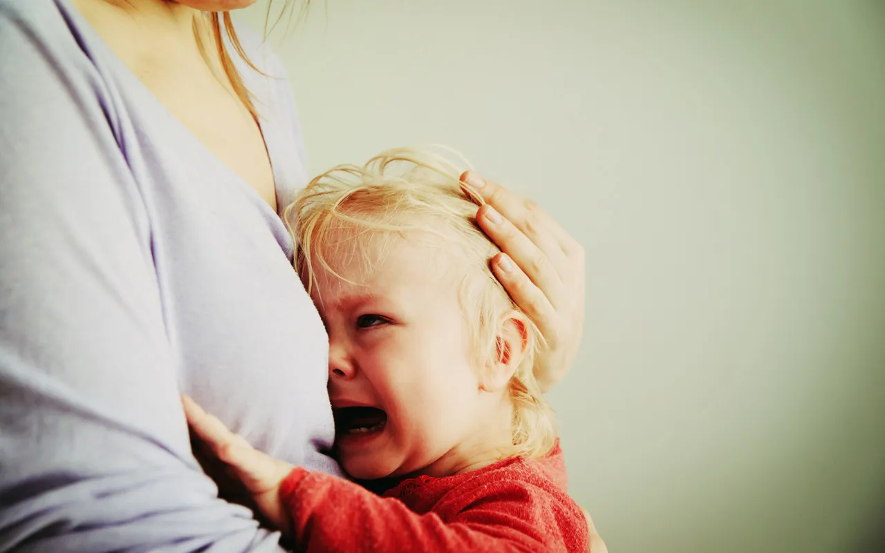 Lapsen rauhoittelutapa riippuu lapsen luonteesta. Toiselle sopii syli, kun taas toinen suuttuu kosketuksesta entistä enemmän.