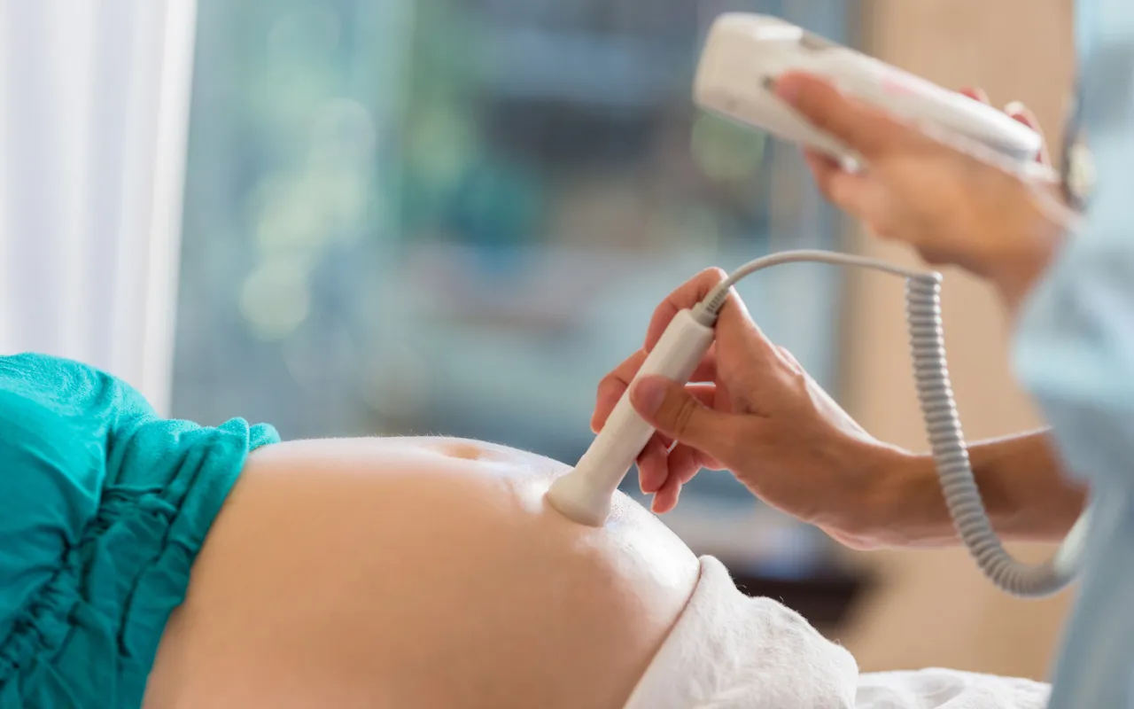 Vauvan sydänääniä seurataan neuvolassa dopplerlaitteella.