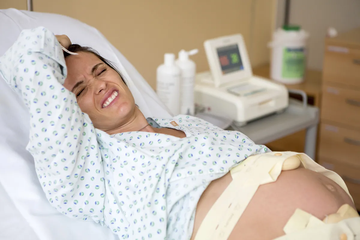 Nainen synnytystuskissaan.