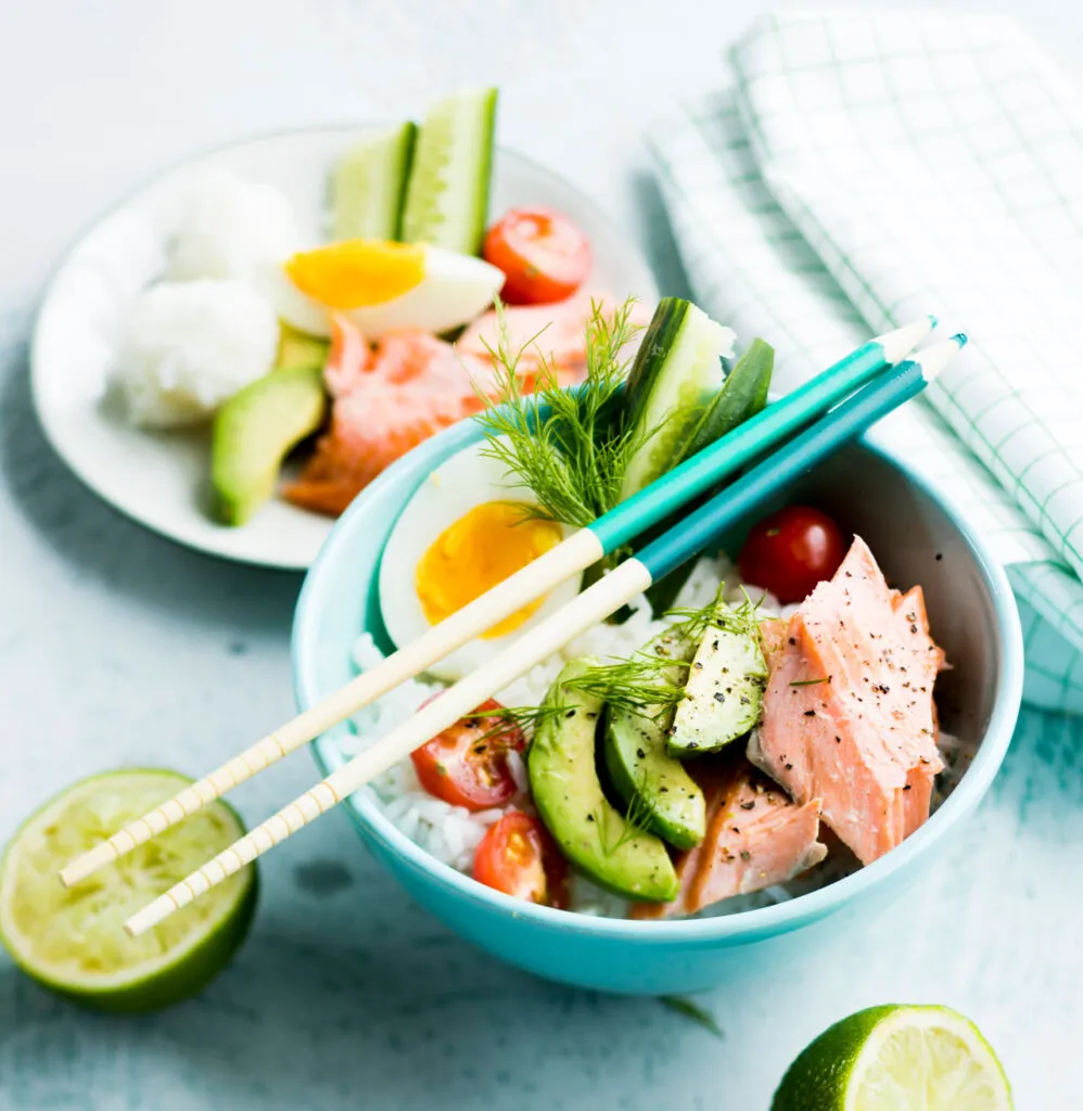 Uunilohta, kasviksia ja riisiä