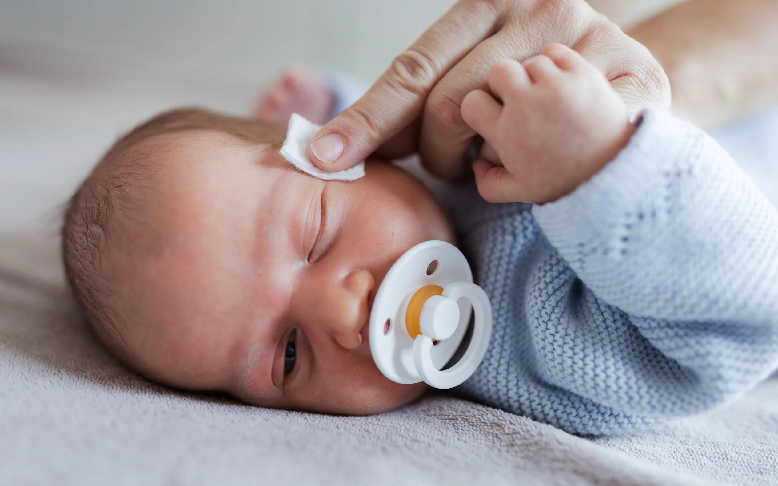 Vauvan silmien puhdistus on helppoa.